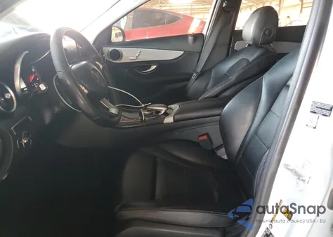 2015 Mercedes-Benz C 300 4Matic z USA, uszkodzony, nr VIN 55SWF4KB6FU018333